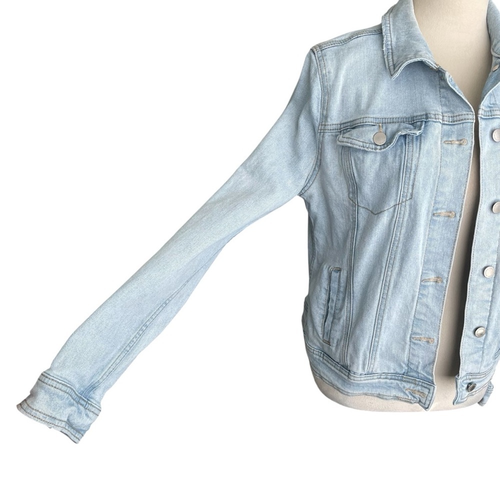 Universal Thread Light Wash Denim Jacket Women Si… - image 4